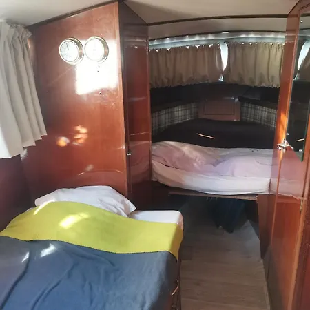 Petit Yacht Botel *