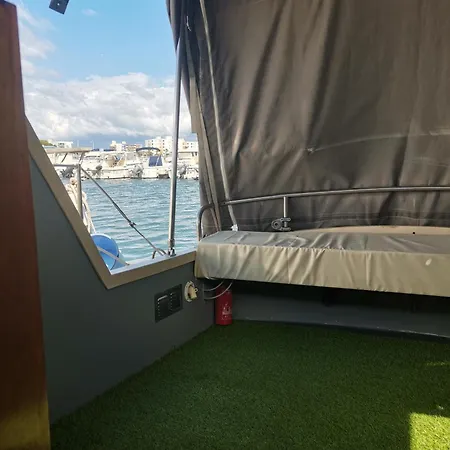 Botel Petit Yacht *