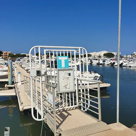Petit Yacht 보트호텔 *