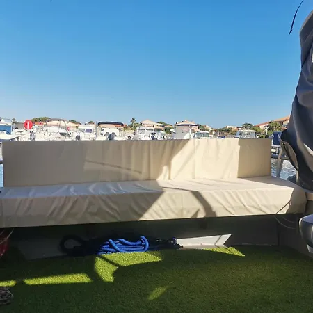 Petit Yacht 보트호텔 르발카레스