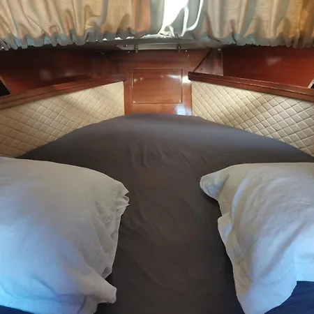 Petit Yacht 보트호텔 *