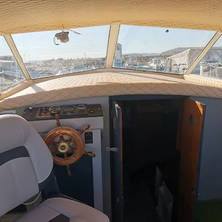 Petit Yacht 보트호텔 *